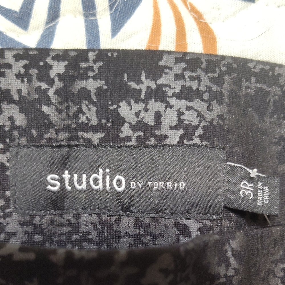 Black Patterned Wide-Leg Pants - Picture 6 of 9